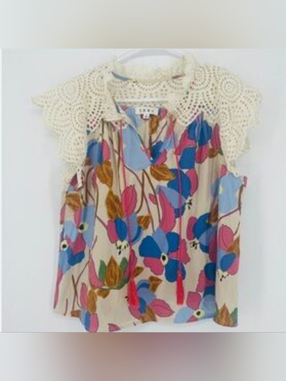 THML bohemian-style floral flutter sleeve blouse W/an intricate cream crochet